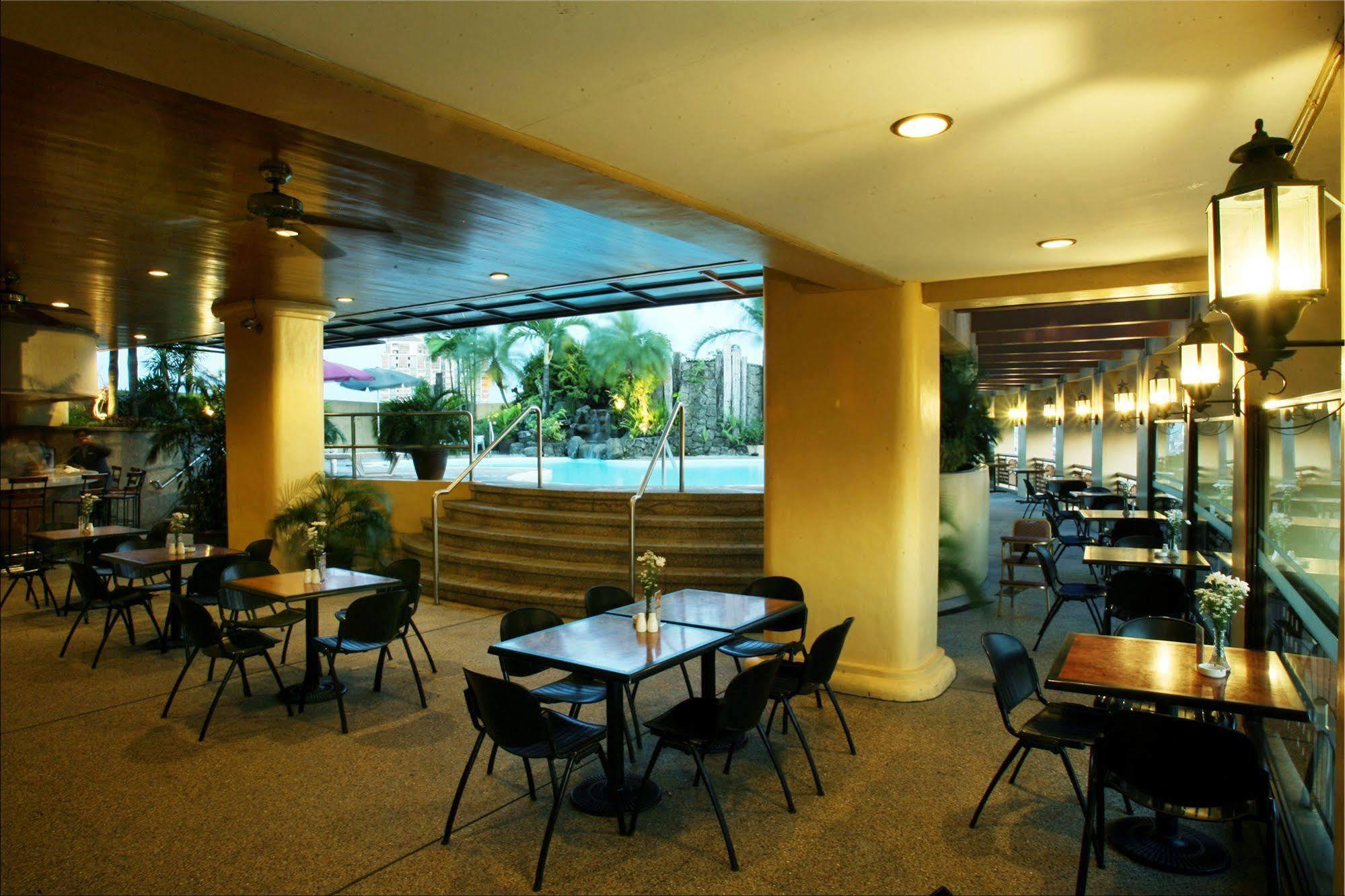 Imperial Palace Suites Ciudad Quezon Exterior foto